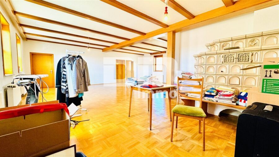 Großer Dreiseithof mit 2 bis 3 Wohneinheiten, 3 Nebengebäuden + großem Grundstück - OG Gebäudeteil 1 / Saal / Wohnzimmer